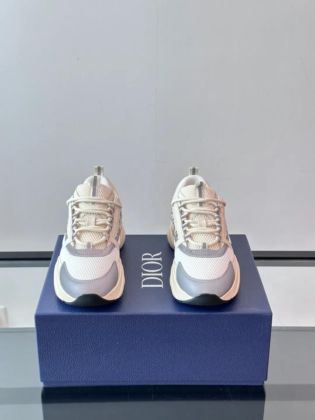 Factory price: 480💰 ◾️▫️Dior D®️ x 🆕 (high version) B22 men's jogging fashion sneakers, this single product draws inspiration from retro jogging shoes. It adopts a thick low-top design, with an upper made of black cow leather and mesh fabric, and a black and white engraved rubber sole. Black mesh fabric tongue and heel counters complement black laces, with an embossed "Di~r" logo embellishment on the side. These sneakers can be mixed and matched with a classic suit for a sporty chic look! Size: 39-45 (38, 46, 47 can be customized)